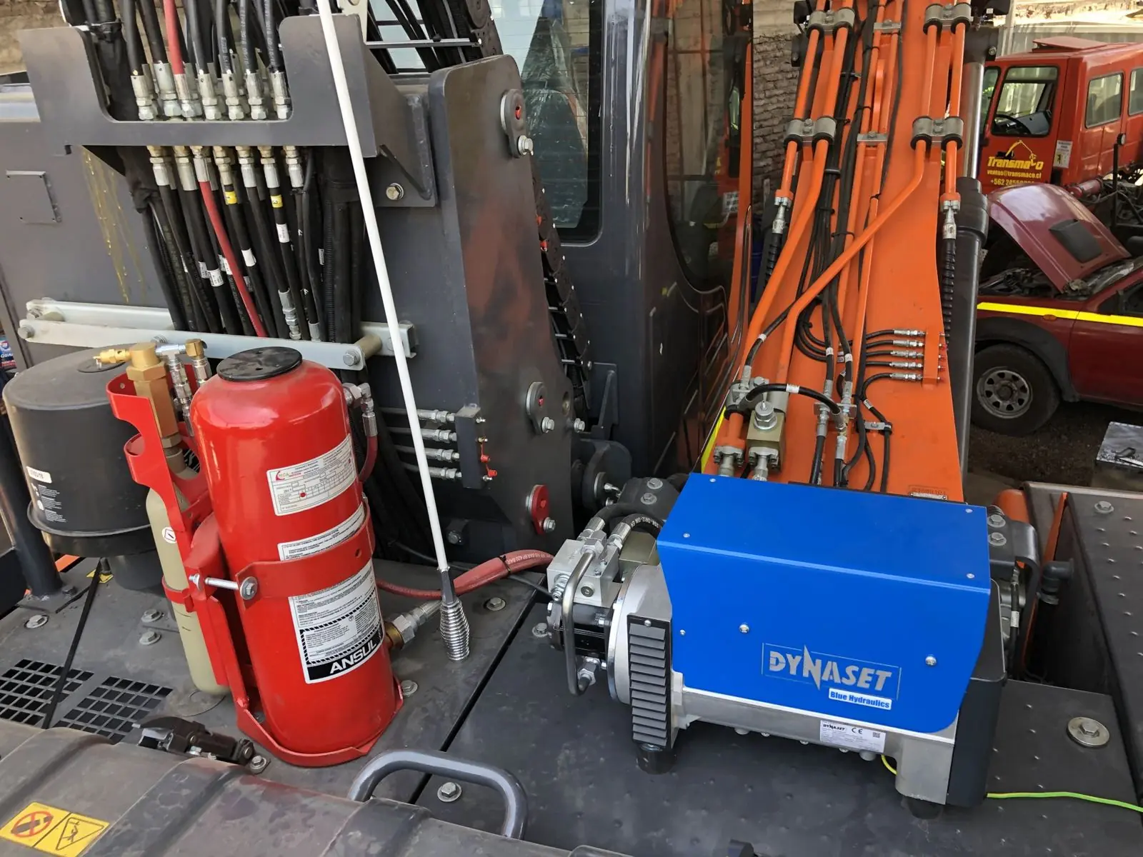 Electrogenerador hidráulico Dynaset montado en la máquina
