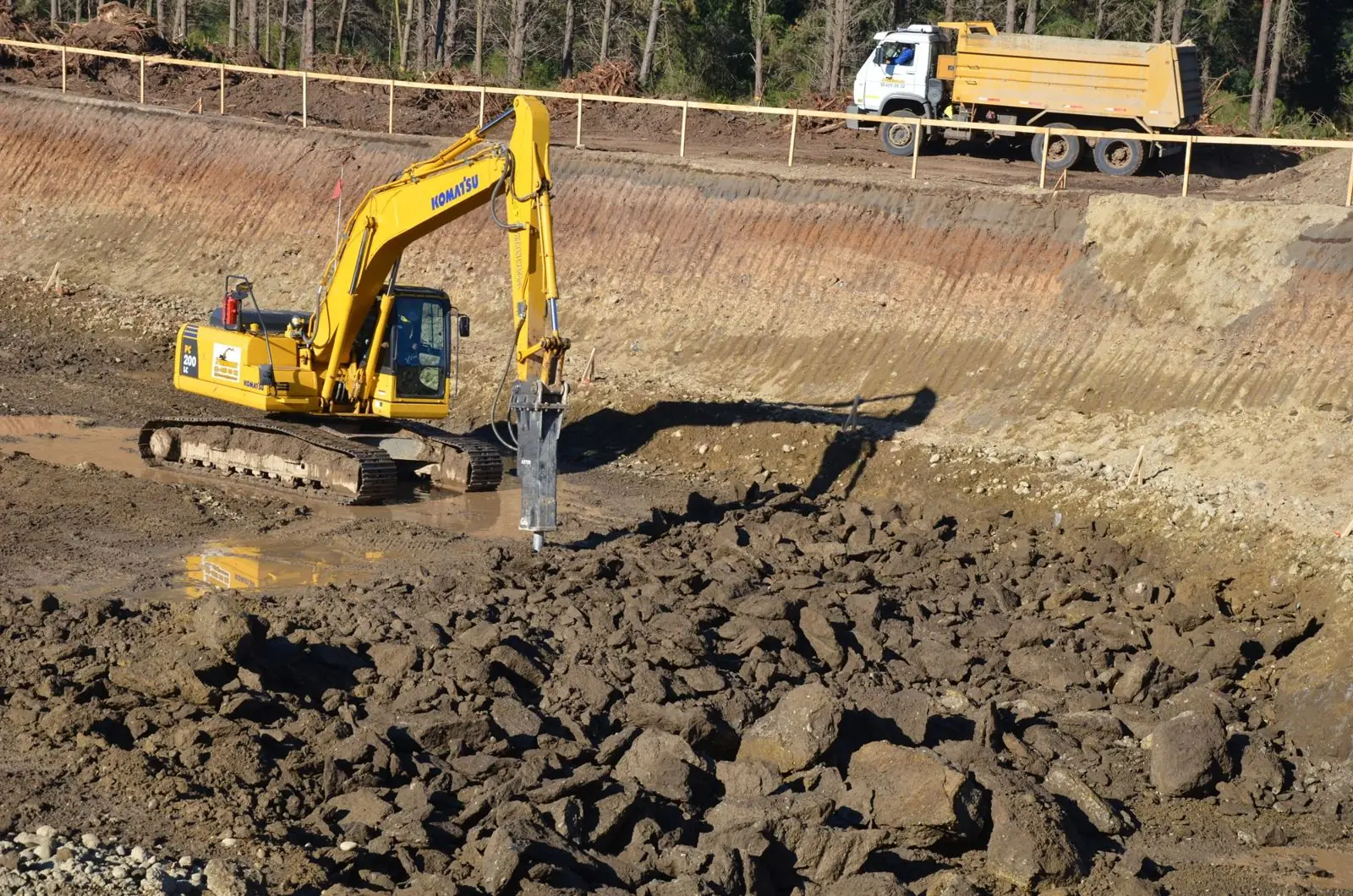 Excavadora Komatsu con martillo demoledor