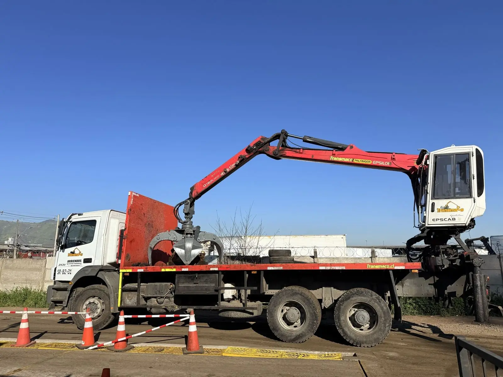 Camión con grúa Palfinger Epsilon, garra y cabina elevable