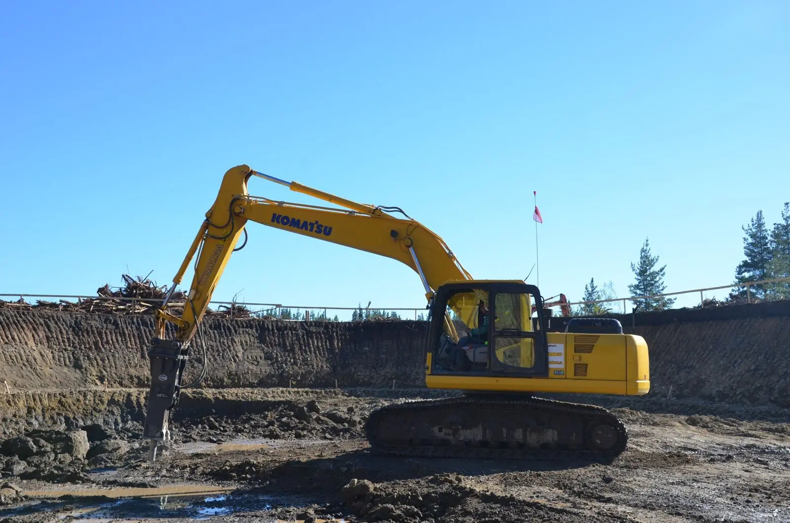 Excavadora Komatsu con martillo en obra