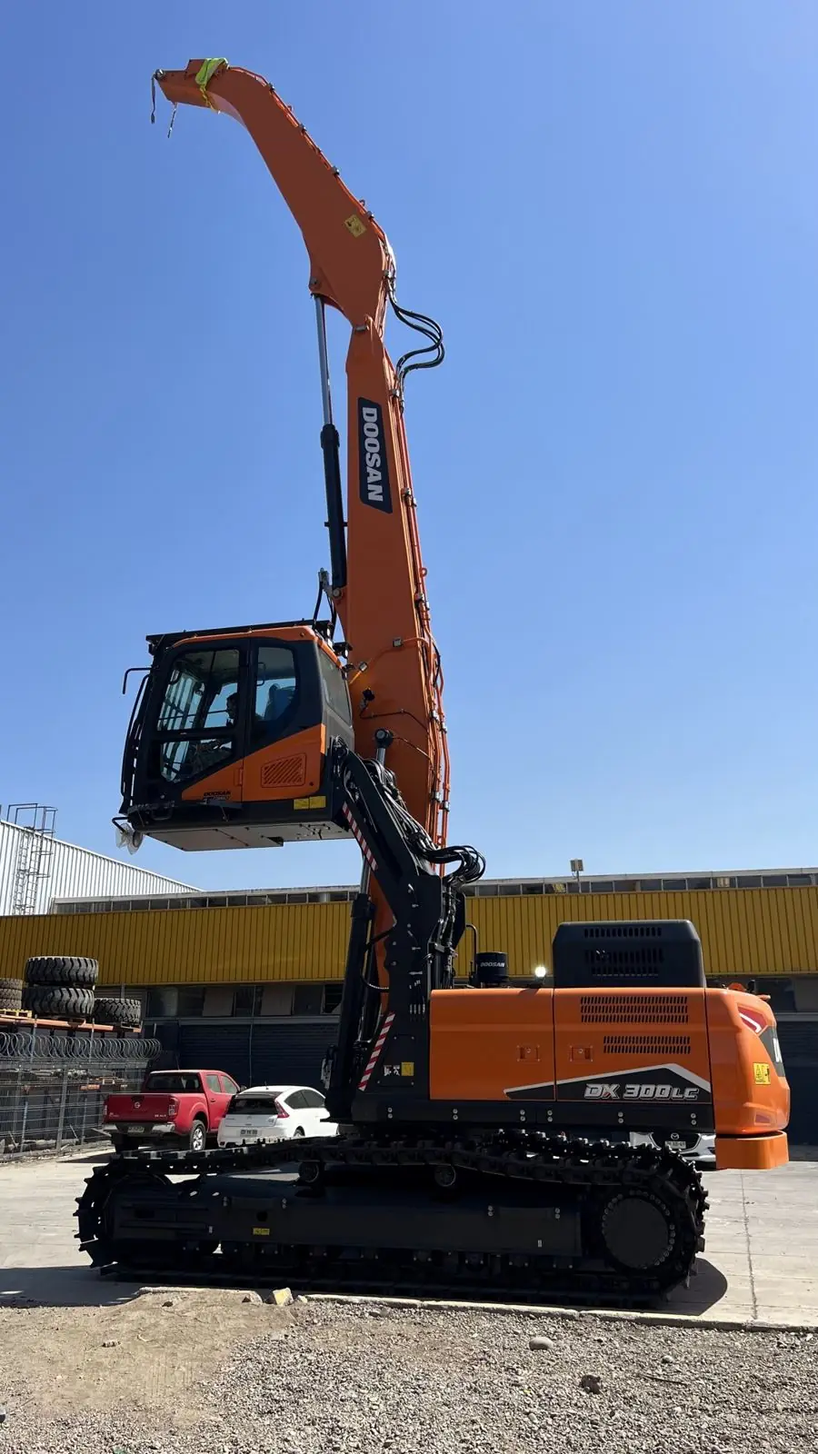 Develon DX300 con cabina elevable