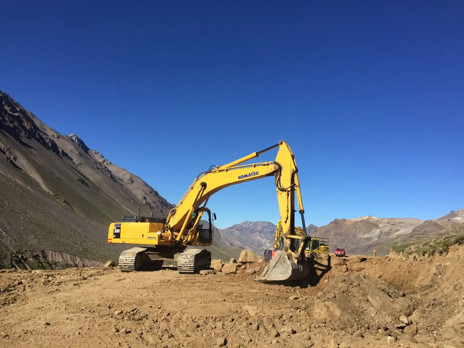 Excavadora Komatsu PC300LC en obra de cordillera