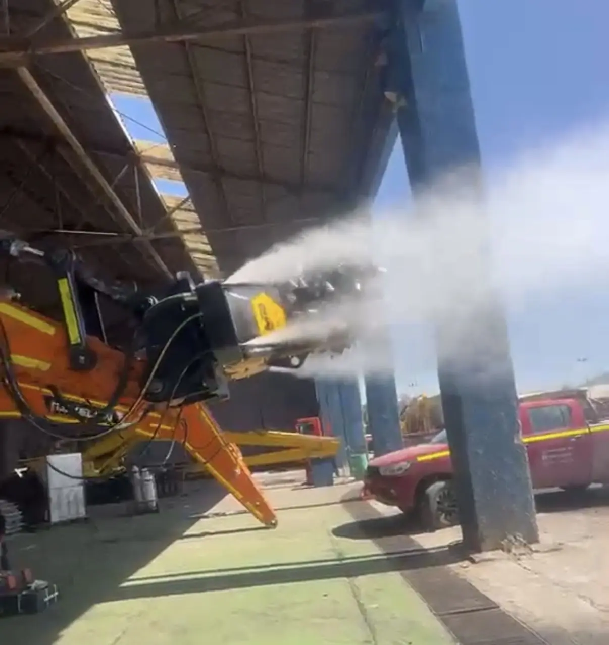 Supresor de polvo funcionando, montado en excavadora Develon