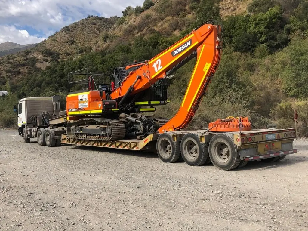 Manipuladora Doosan sobre cama baja
